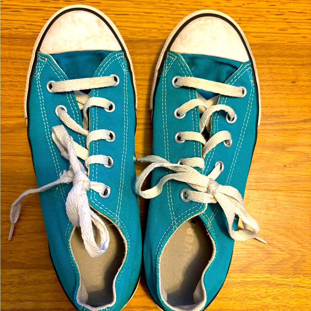Kids low top converse great condition. Size 3 Big Kid. Aqua